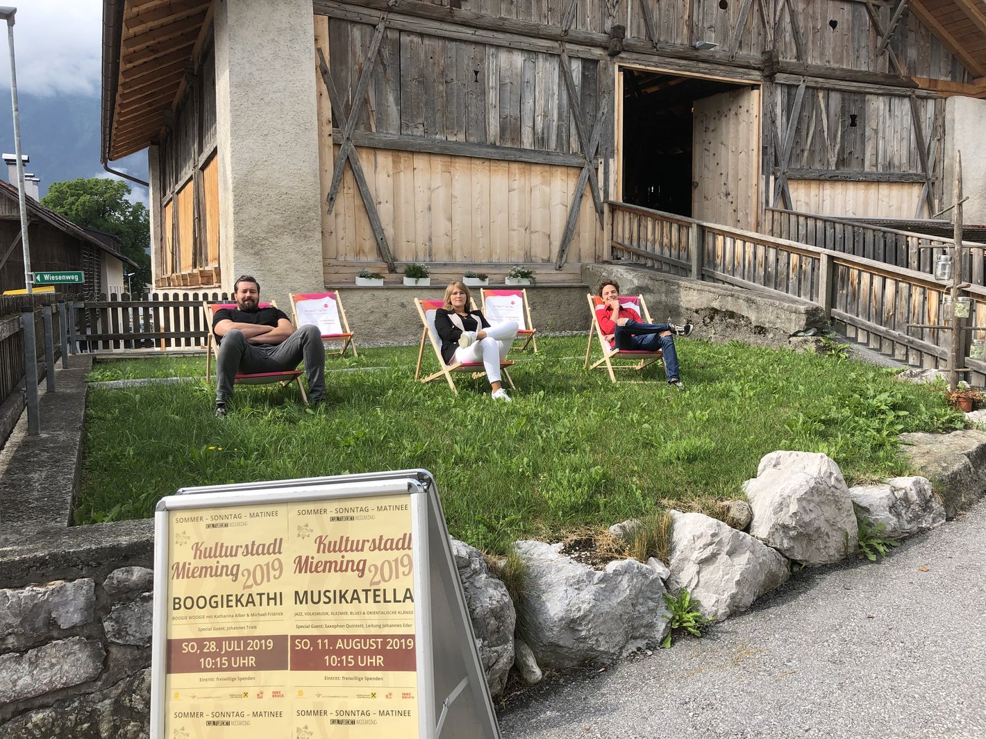 Liegestühle vor dem Mieminger Kulturstadl