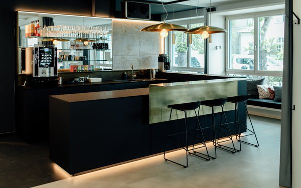 Lounge mit moderner Bar