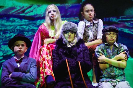 Die U21-Schauspieler_innen des Steudltenn Junge Schauspielerinnen auf der Bühne