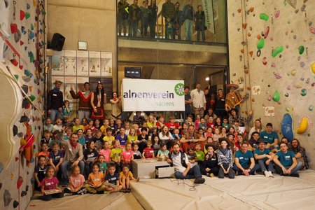 Die Teilnehmer_innen beim ZaUn Boulderfest in Wattens Viele Kinder bei einem Boulder-Fest