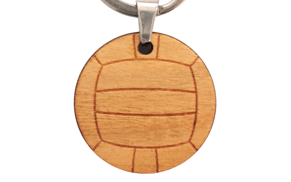 Ein Schlüsselanhänger mit Metallring und einem runden Anhänger aus Holz, graviert mit einem Volleyballmuster.