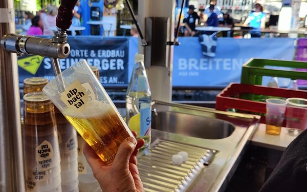 Mehrwegbecher wird an Zapfsäule mit Bier gefüllt