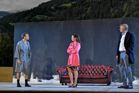 "Die Weinprobe" Drei Schauspieler auf einer Bühne.