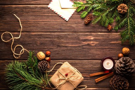 Geschenk mit Tannenzweigen, Tannenzapfen und Schnüren