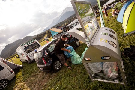 © Christopher Espen Ein Festivalbesucher benützt die Abfalltrennstation