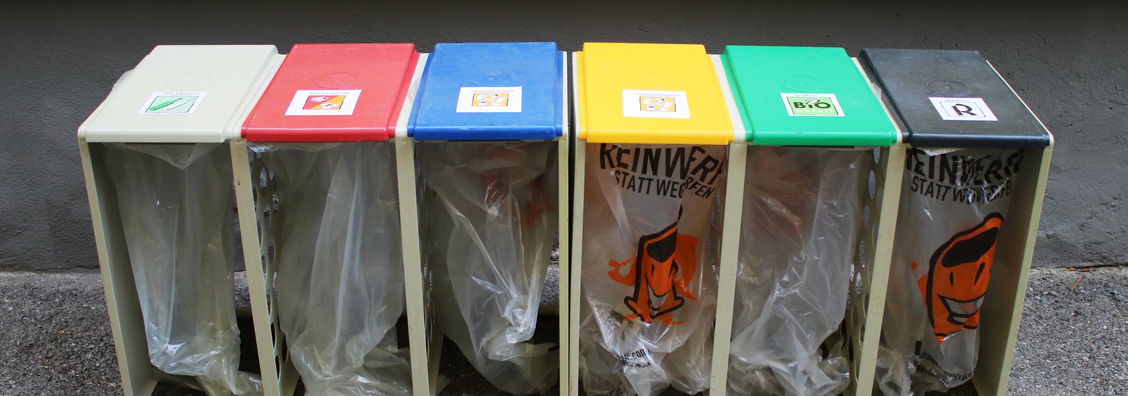 6 Fraktionen: Leichtverpackungen, Papier und Karton, Bio-Abfälle, Bunt- und Weißglas und Restabfälle. Inklusive transparente Abfallsäcke.