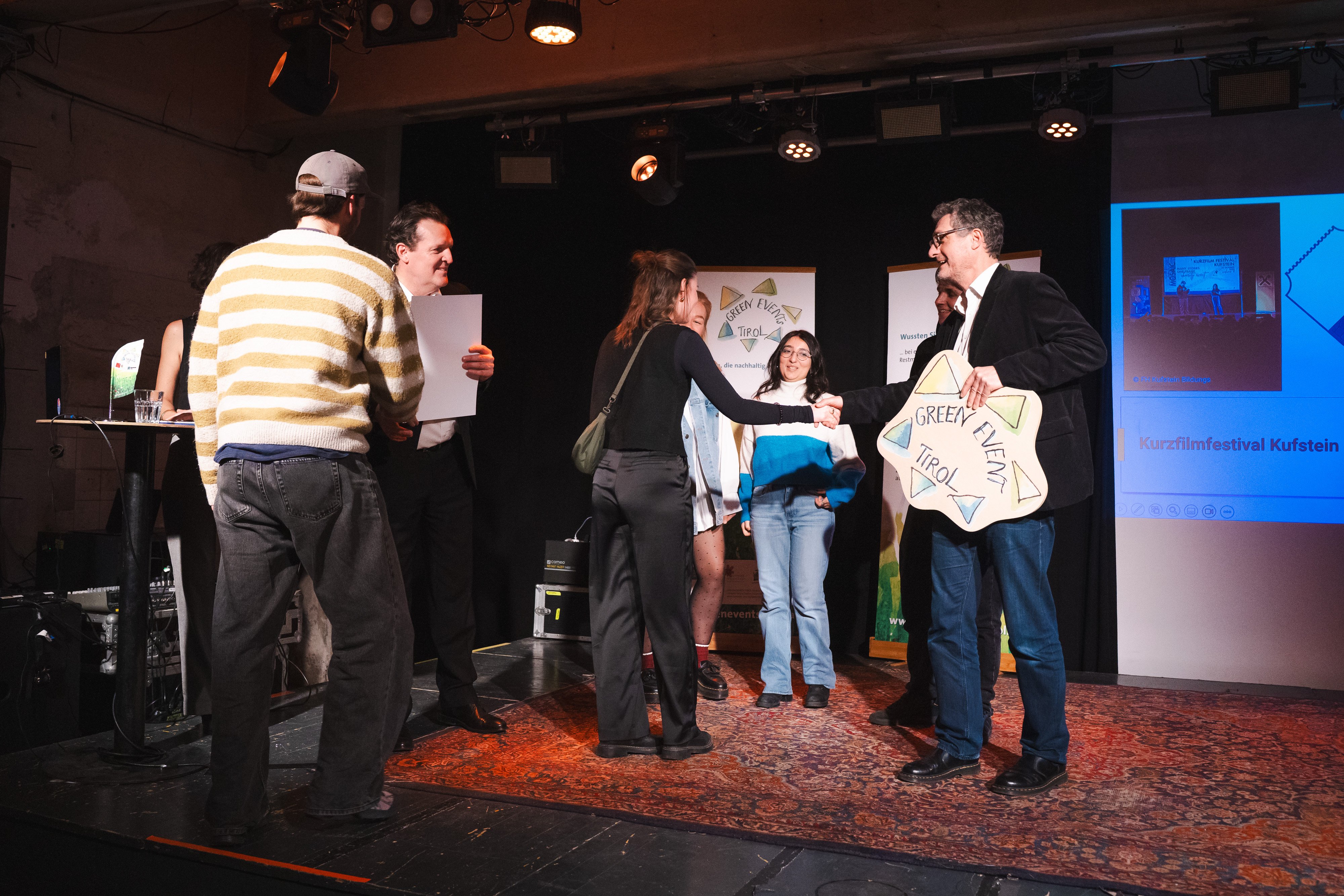 Andrä Stigger von Klimabündnis Tirol gratuliert den vielen Green Event Veranstalter:innen